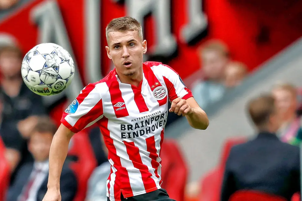 sadilek psv middenvelder aanname bal