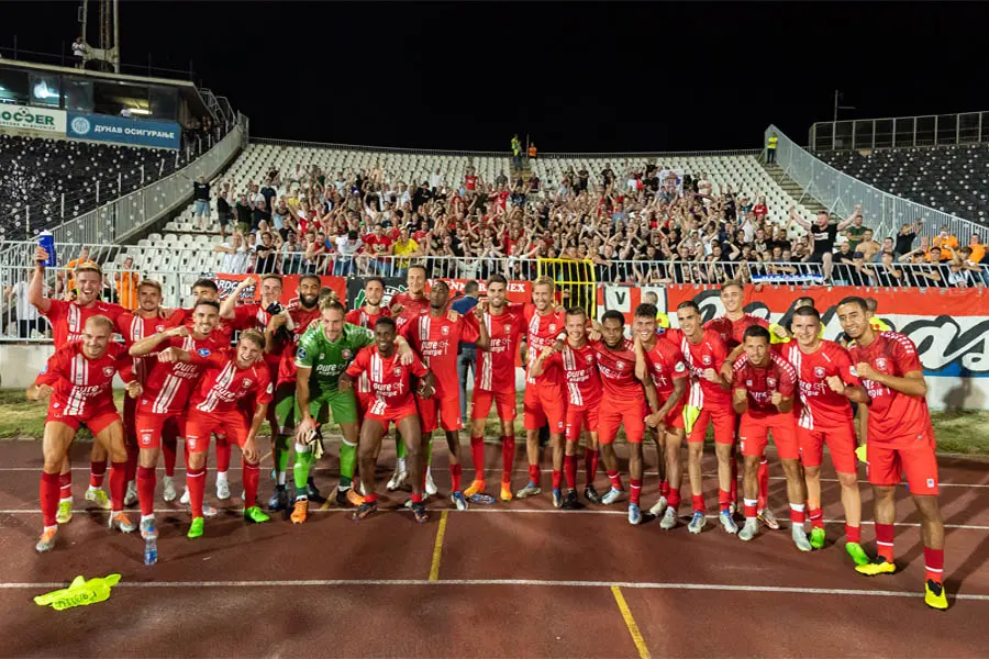 selectie groep juichen vieren met supporters fans belgrado servie fk cukaricki fc twente partizanstadion conference league 2022 2023 awayday team