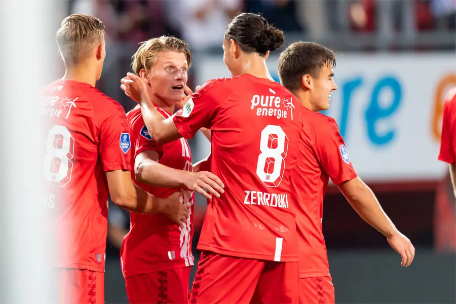 sem steijn ramiz zerrouki manfred ugalde doelpunt fc twente fc schalke 04 de grolsch veste voorbereiding seizoen 2022 2023