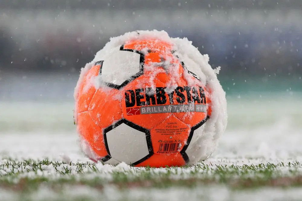 sneeuw oranje bal