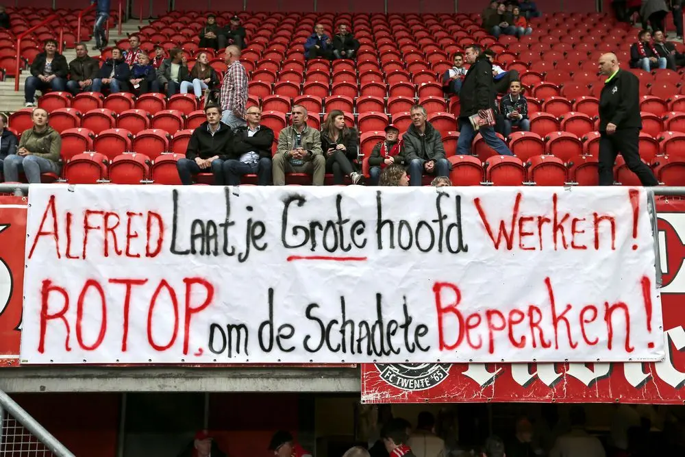 spandoek alfred schreuder fc twente rot op