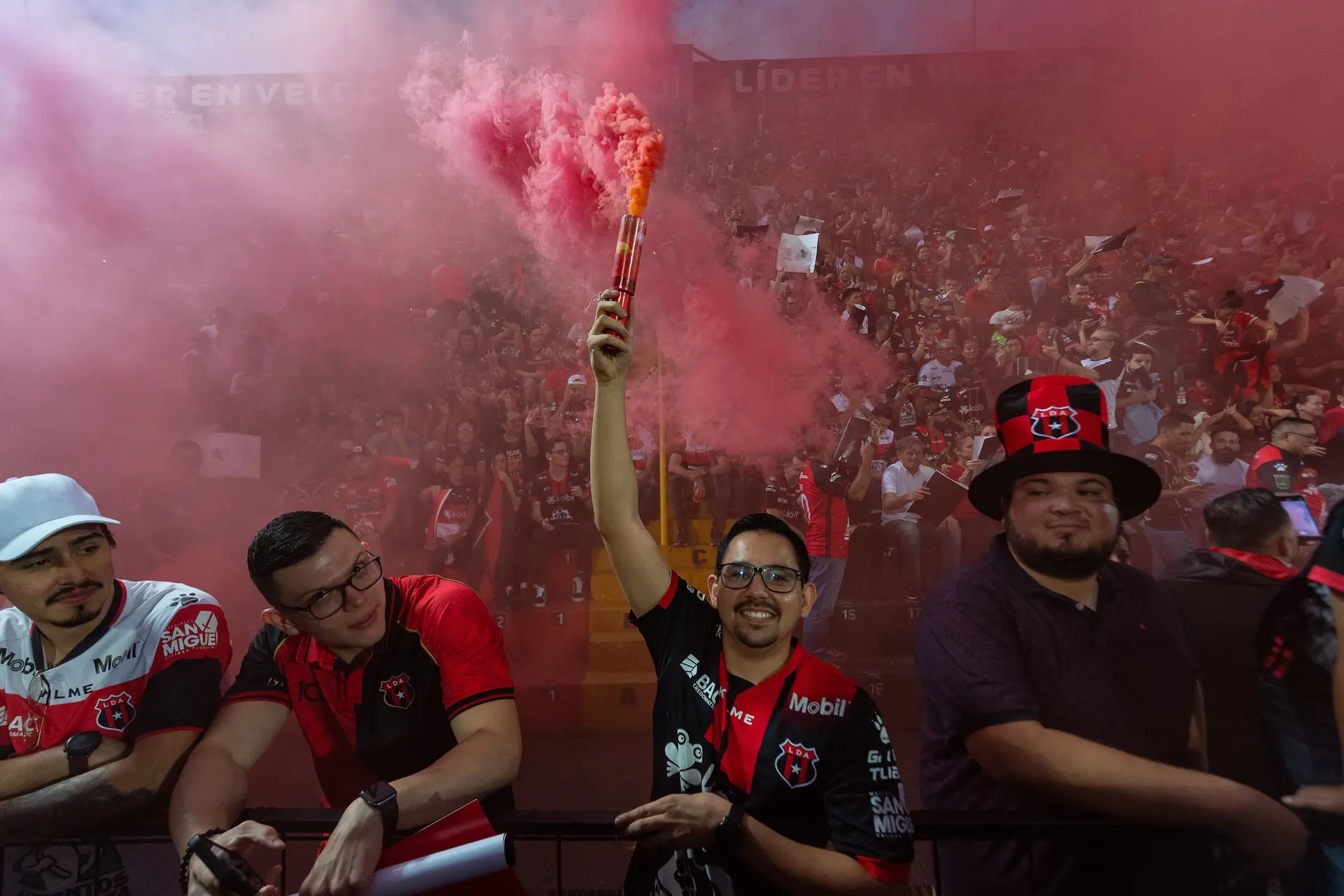 supporter rookbom twente afscheidswedsrijd alajuelense 2022 costa rica