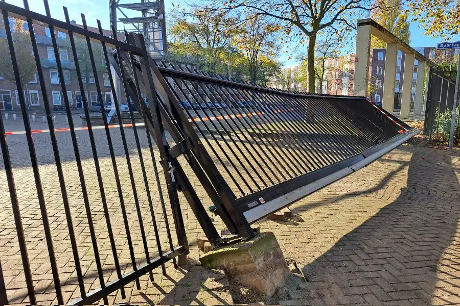 supporters fans fc twente uitvak sparta rotterdam het kasteel gesloopd hek