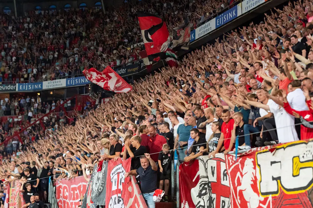 supporters fc twente vieren overwinning 2022