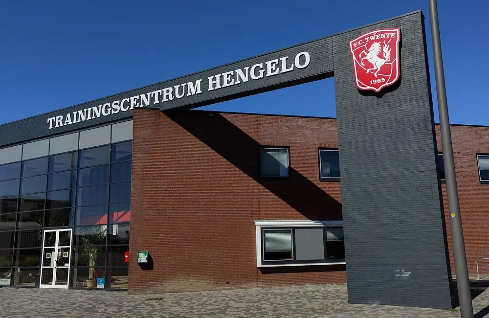 trainingscentrum hengelo muur voorkant ingang complex 2020
