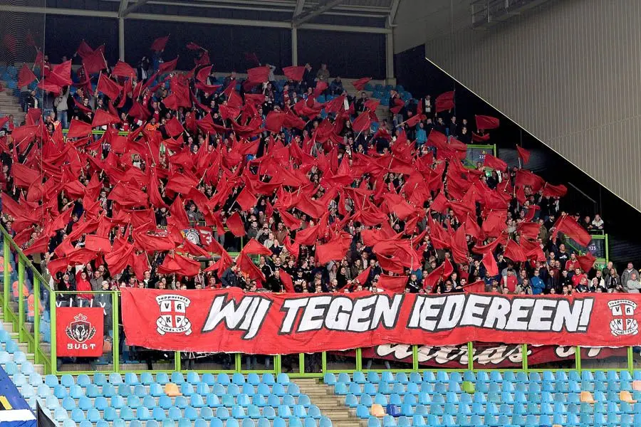vak p wij tegen iedereen vlaggen sfeer supporters