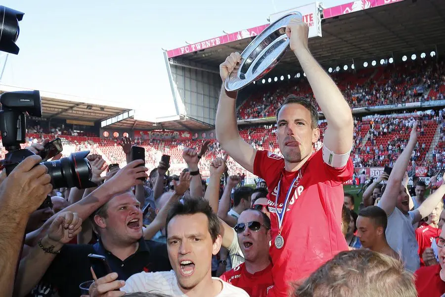 wout brama schouders supporters fc twente 2019 kampioen schaal