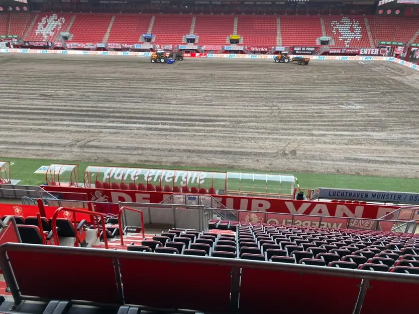 Foto-update: Grasmat Grolsch Veste volledig verwijderd