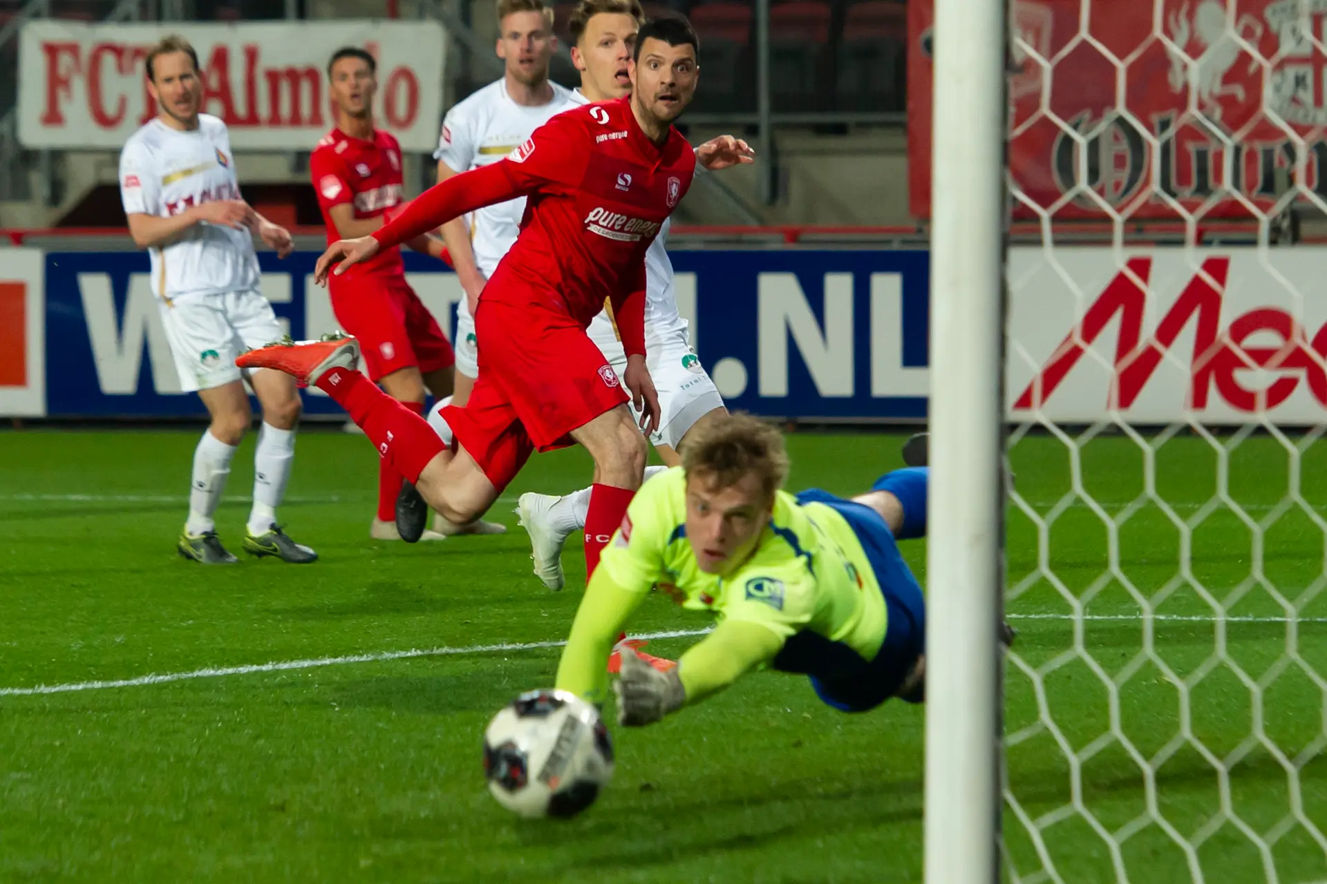 haris vuckic sven van der maaten bal naast fc twente telstar keuken kampioen divisie 2018 2019