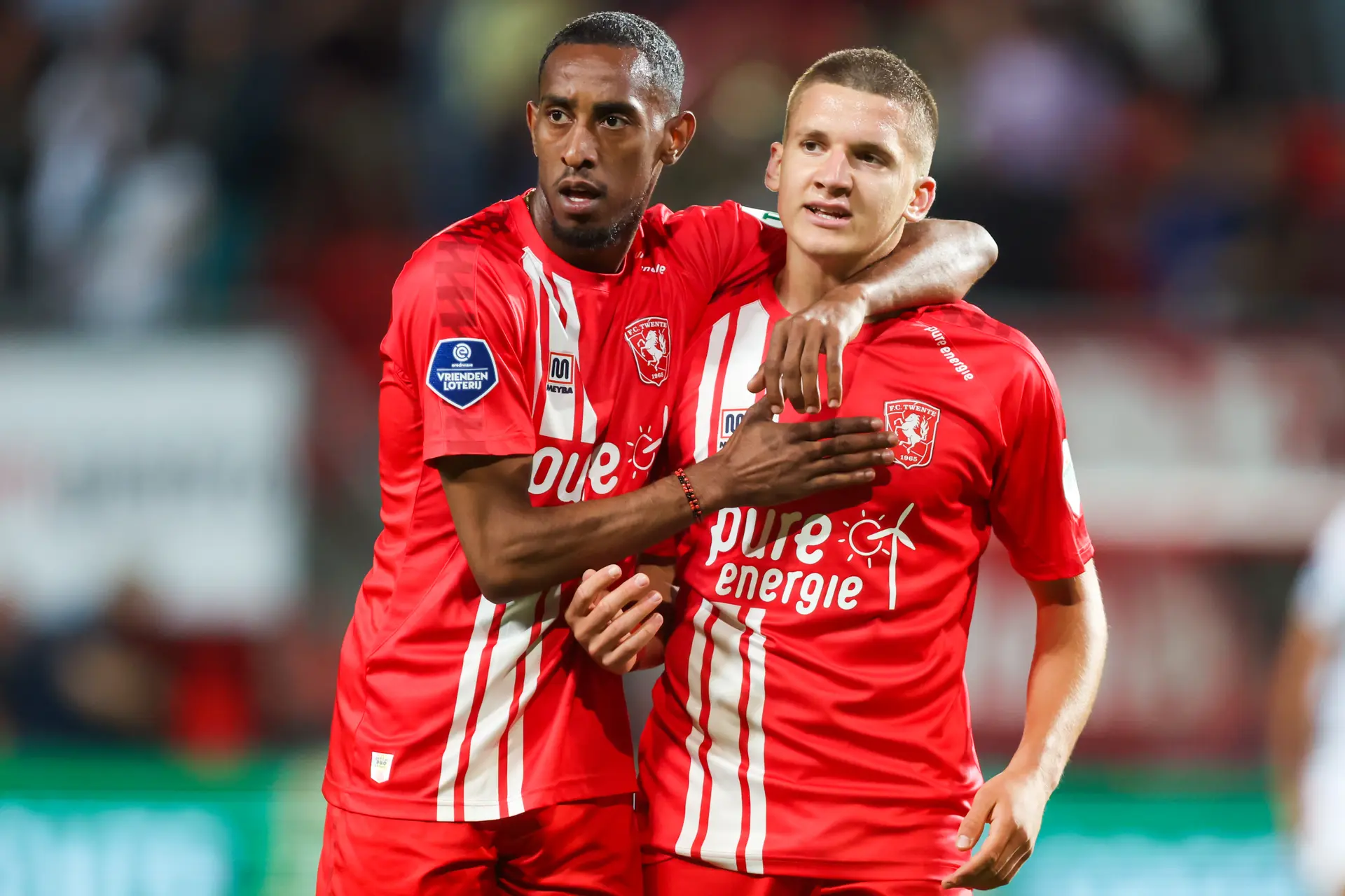 joshua brenet christos tzolis fc twente excelsior op de borst kloppen verbaasd