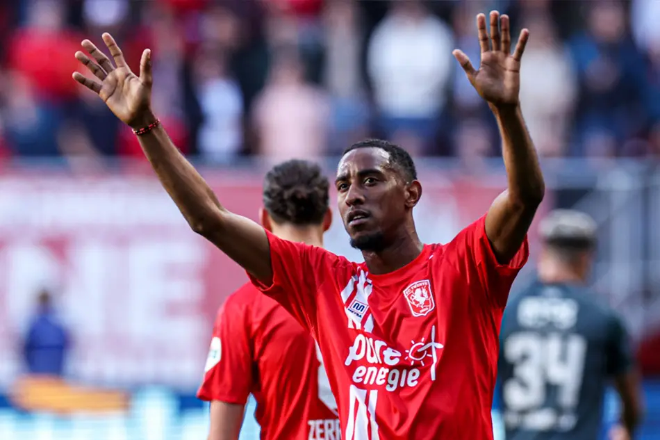 joshua brenet zwaaien fc twente 2022 2023