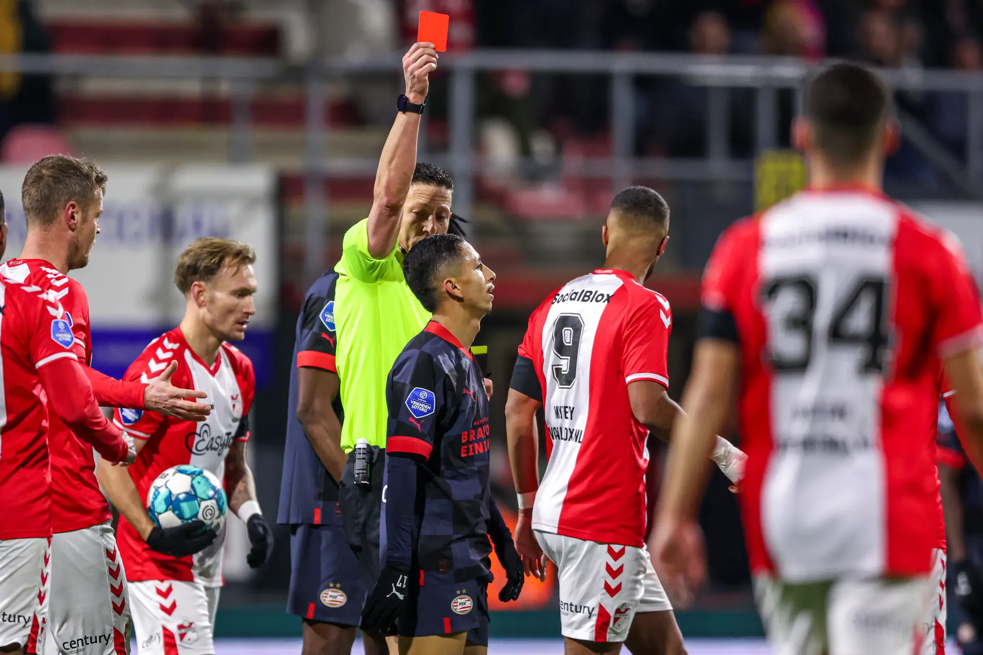 rode kaart mauro junior emmen psv 2023