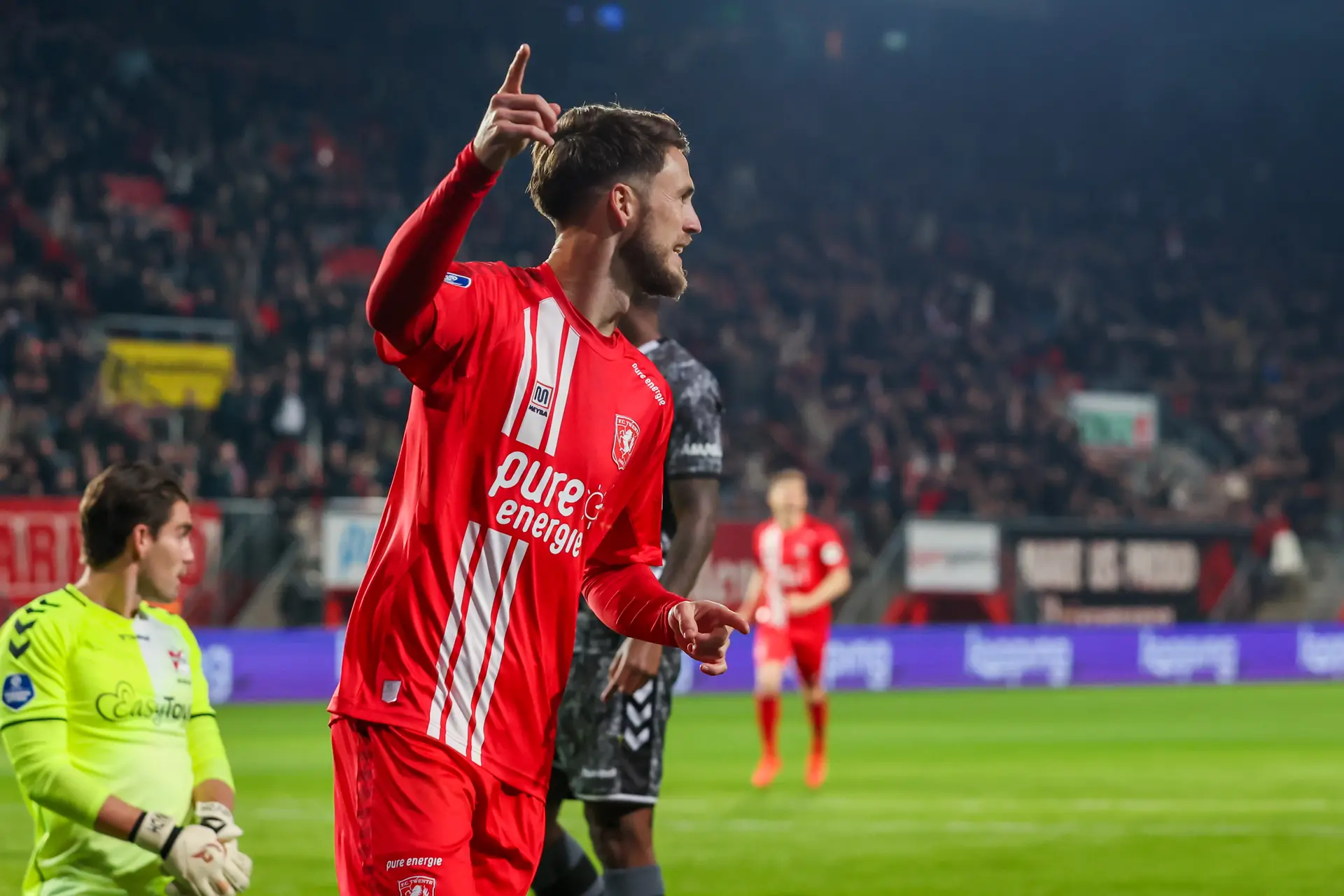 van wolfswinkel viert doelpunt twente emmen grolsch veste 2023