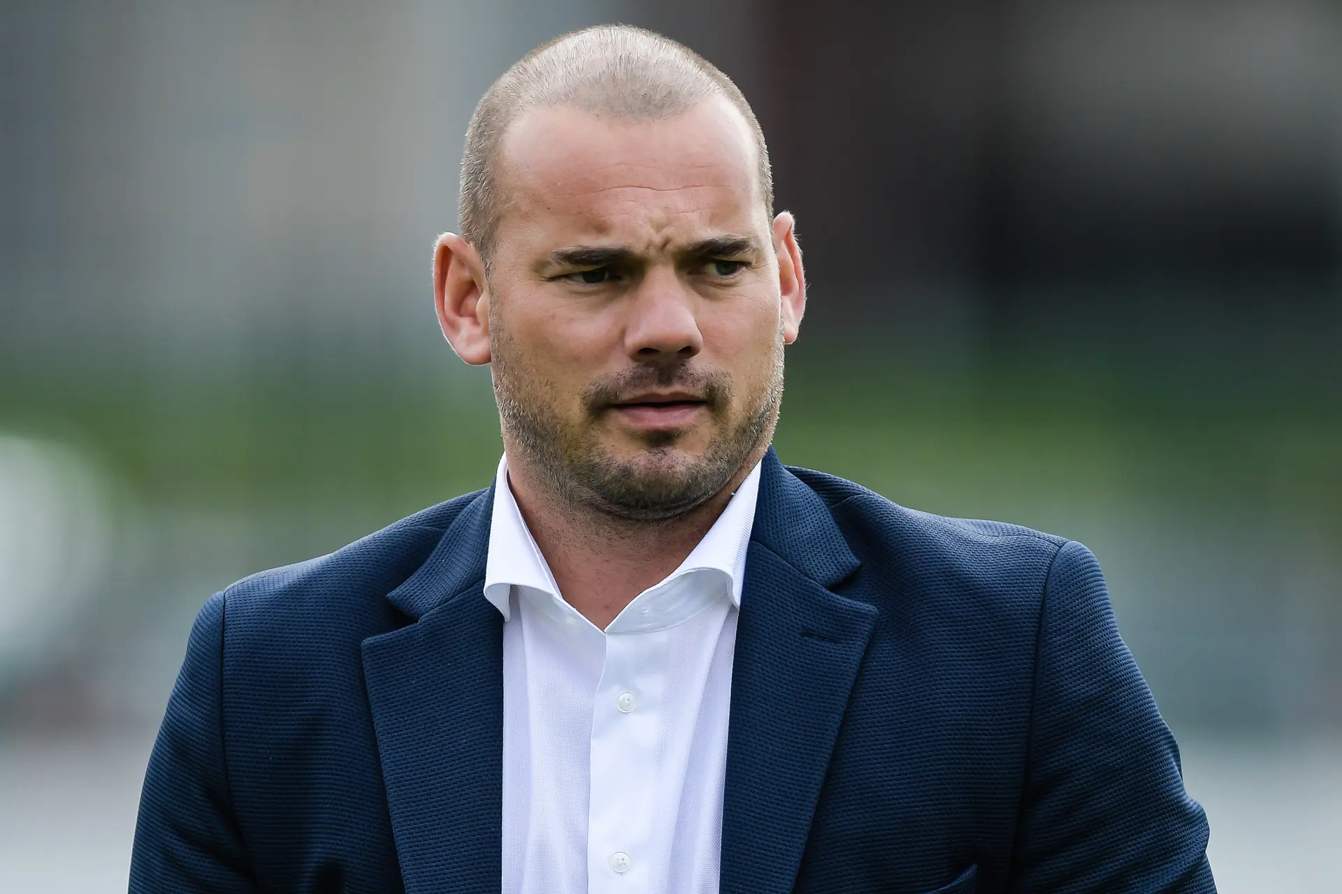 wesley sneijder close up witte blouse