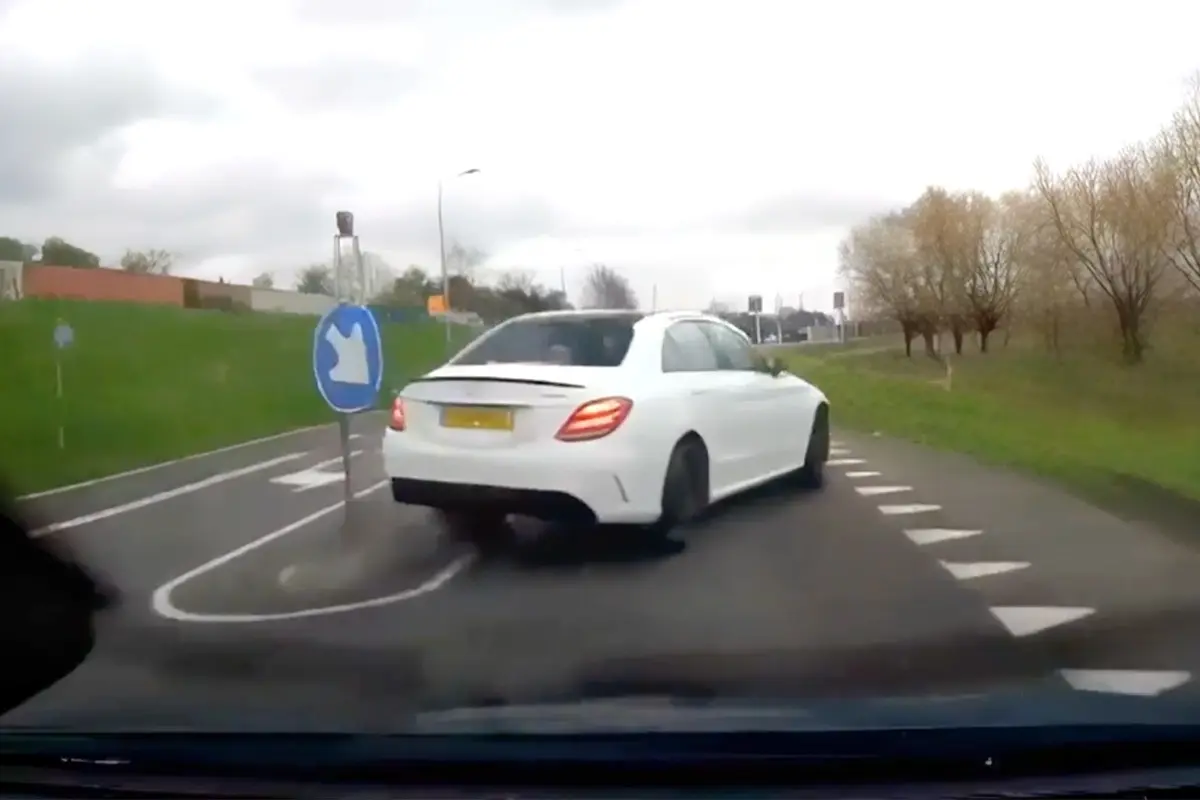 Automobilist haalt lesauto in en zijn rit eindigt in de berm