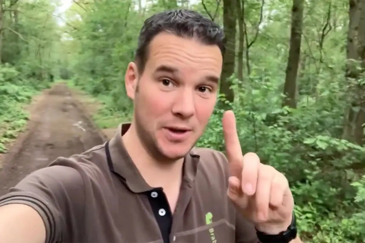 Boswachter vindt BMW in het bos