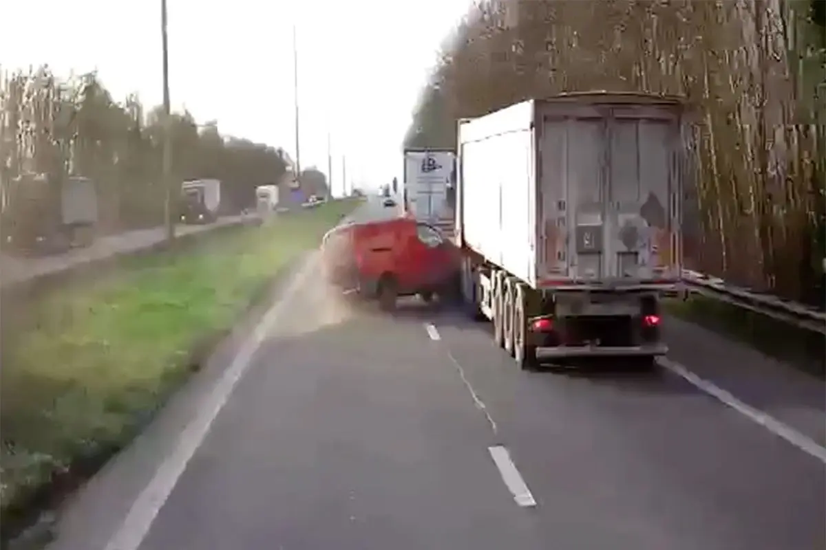 Auto veroorzaakt ongeval op Belgische snelweg: vrachtwagen kantelt na inhaalactie op vluchtstrook