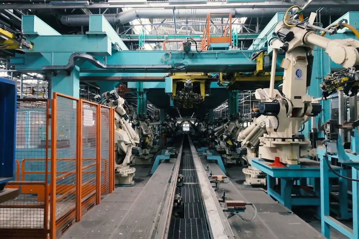 Terwijl auto-industrie in Europa hapert, verkent Bob een verlaten autofabriek