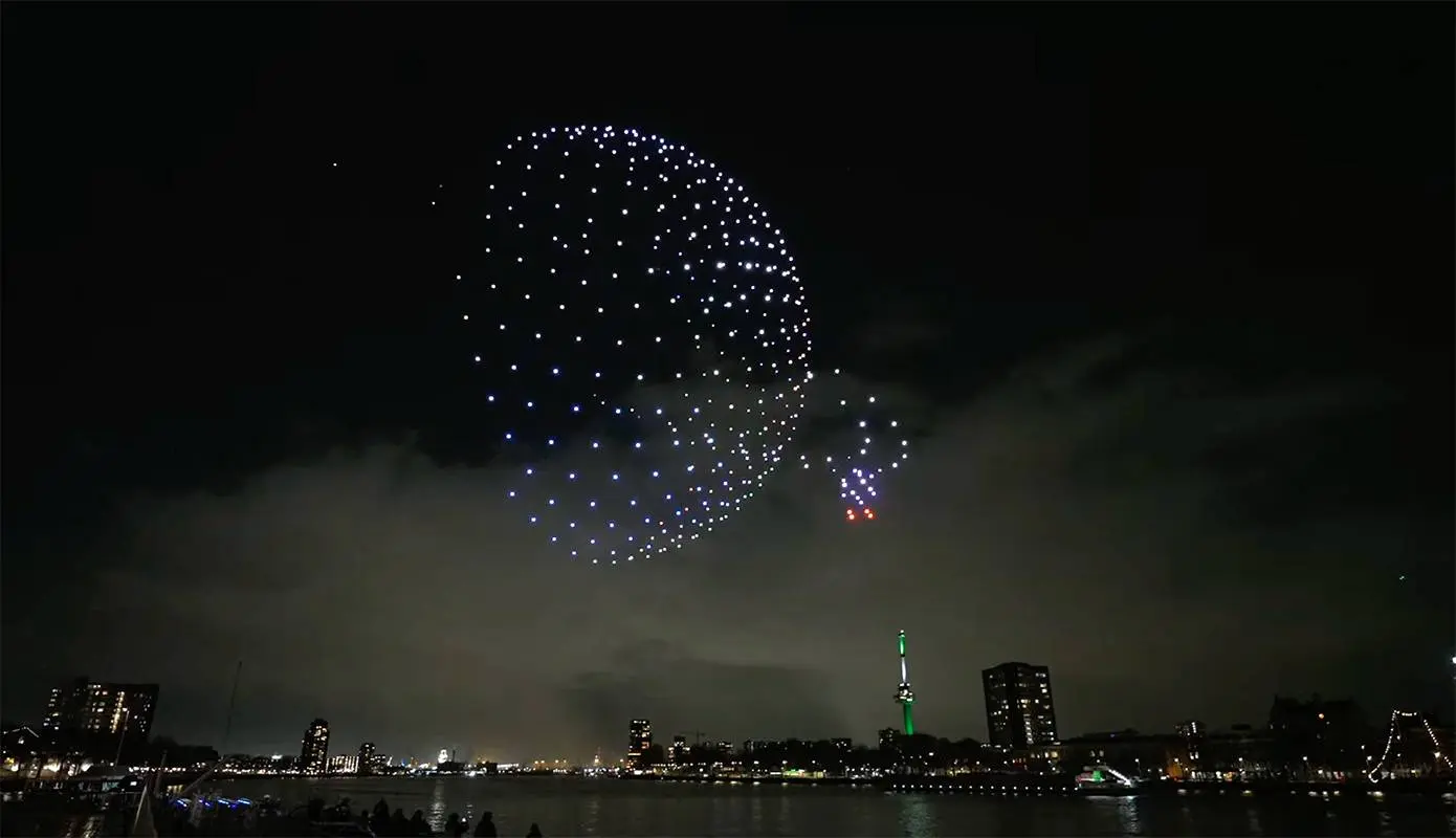 Restaurant in top Rotterdamse Zalmhaventoren geopend met awesome droneshow