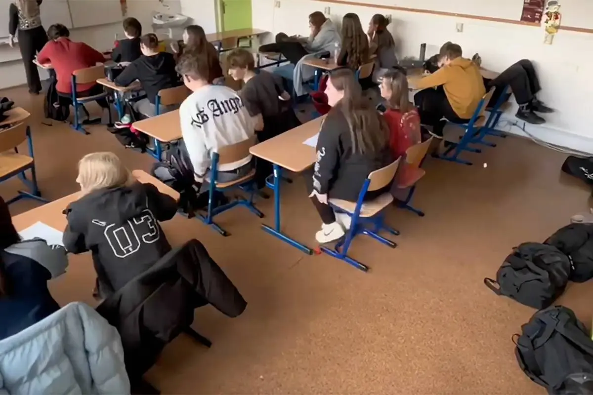 Nieuwe trend: stiekem de les uit sneaken