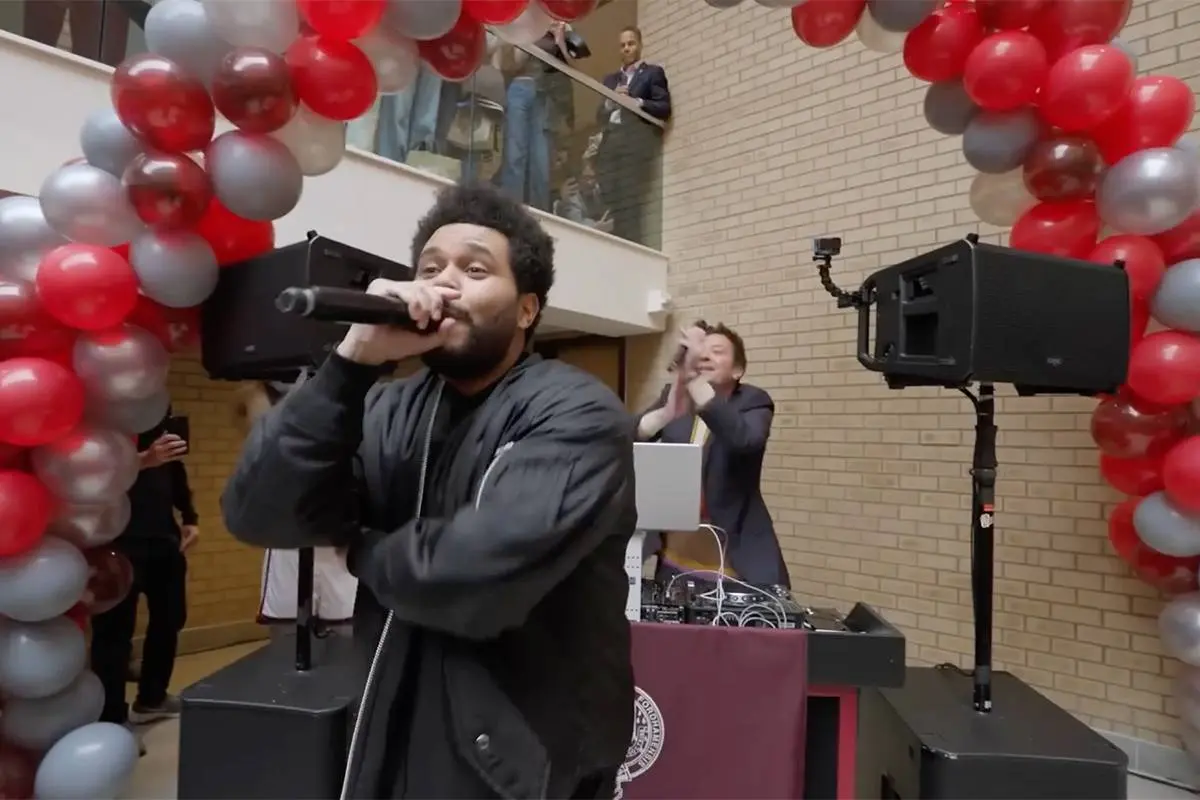The Weeknd en Jimmy Fallon komen afstudeerfeestje ‘verstoren’