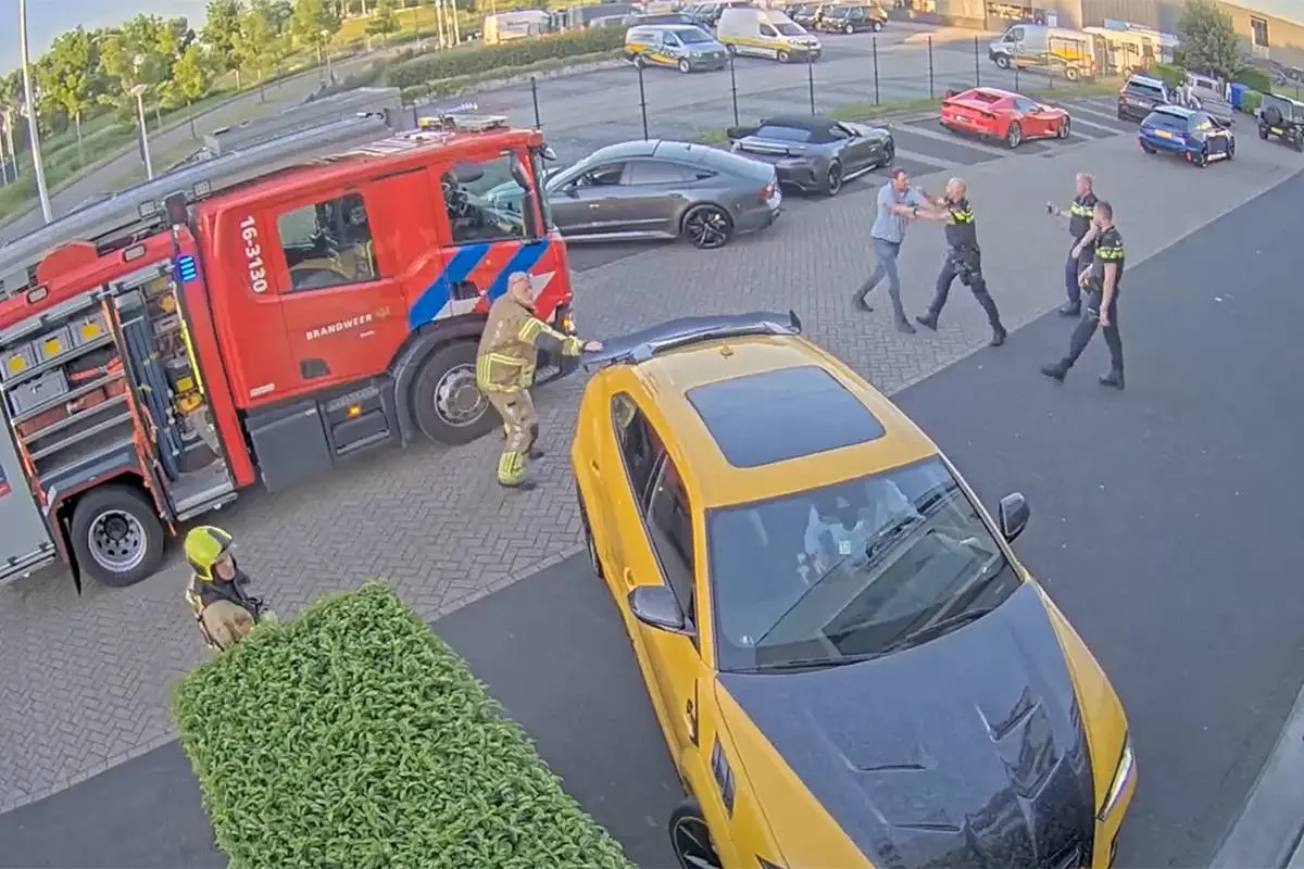 Video: Ondernemer wil zijn auto’s redden van brand, politie spuit pepperspray in zijn gezicht