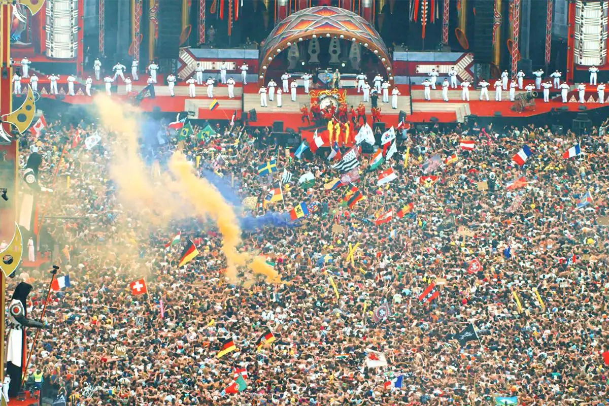 65.000 mensen tegelijk van links naar rechts? Alleen op Defqon.1 krijg je dit soort taferelen