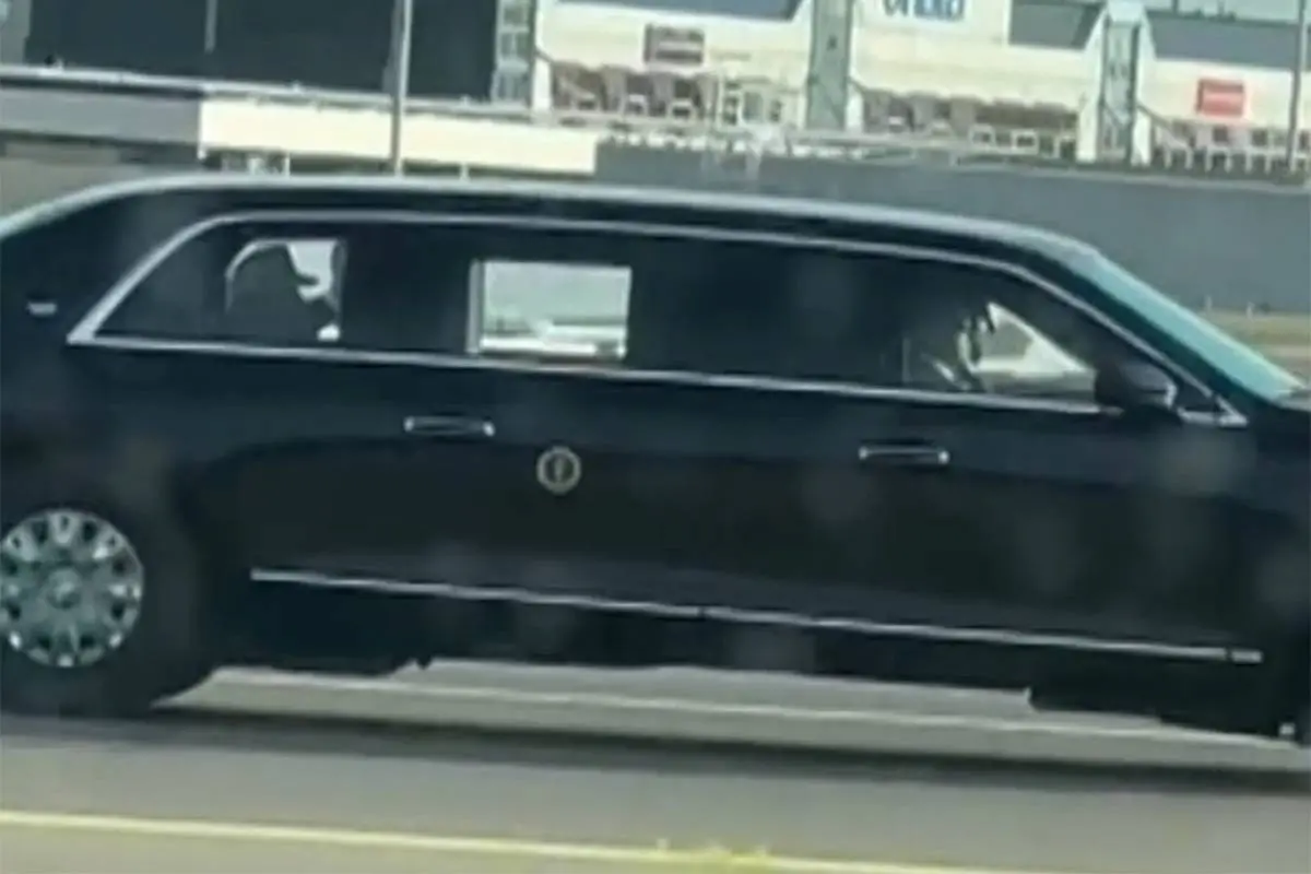"Tantoe lauw!" – Boys spotten Trump in The Beast op Nederlandse snelweg