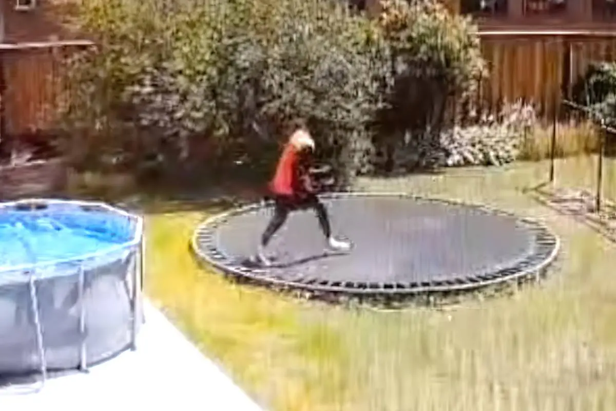DHL-bezorger neemt pauze op trampoline en gaat even los: daarom was je pakketje iets later