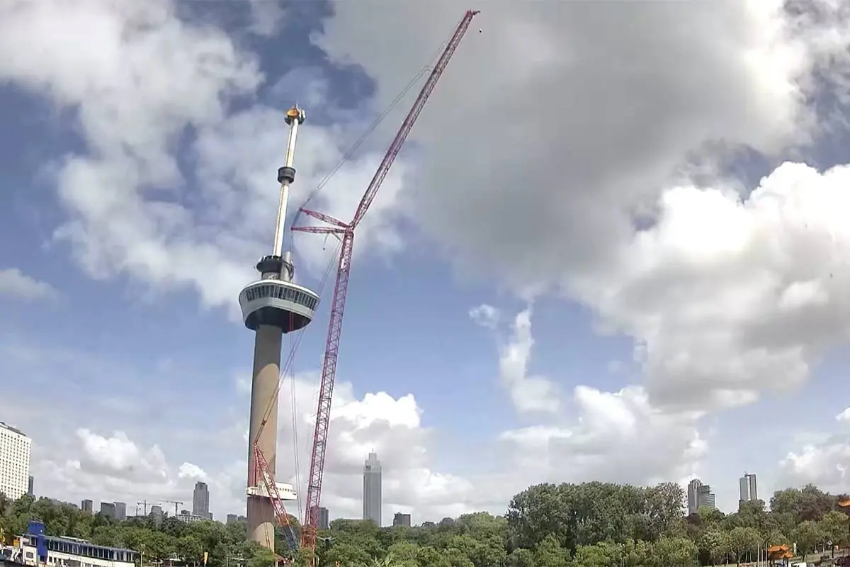 Rotterdam heeft even een nieuwe skyline: kraan torent boven Euromast uit om Rabobank-logo’s te slopen