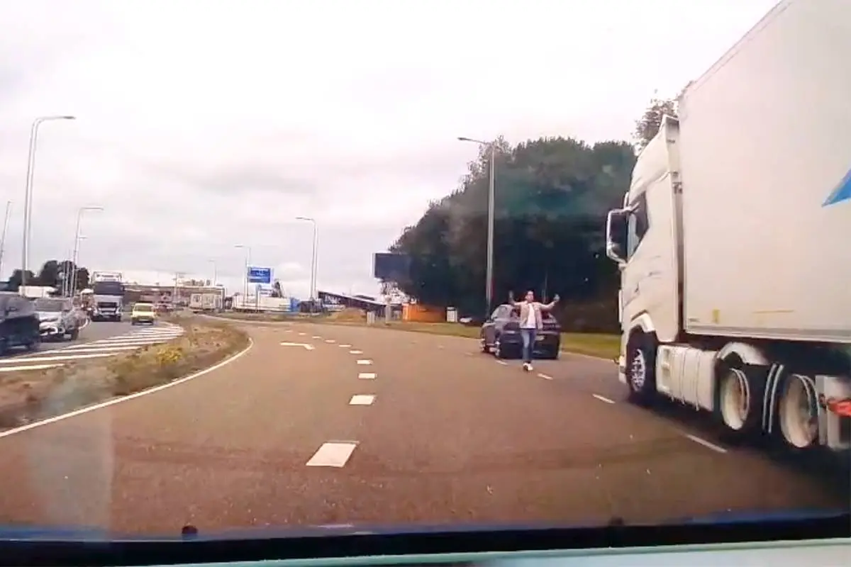 🛑 Alfa Romeo-rijder geeft levensgevaarlijke “brake check” – nieuwe beelden duiken op!