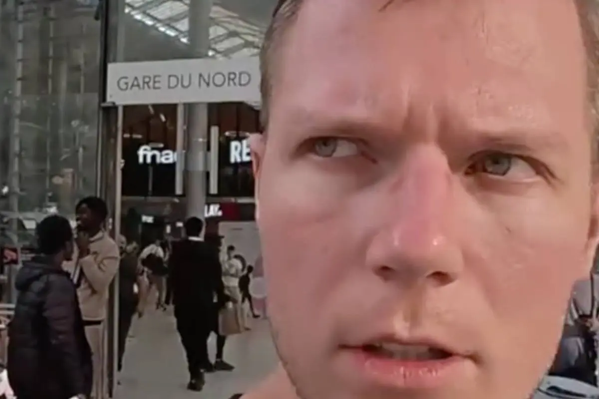 YouTuber Kurt Caz brengt bezoekje aan Parijs en is meteen helemaal niet blij