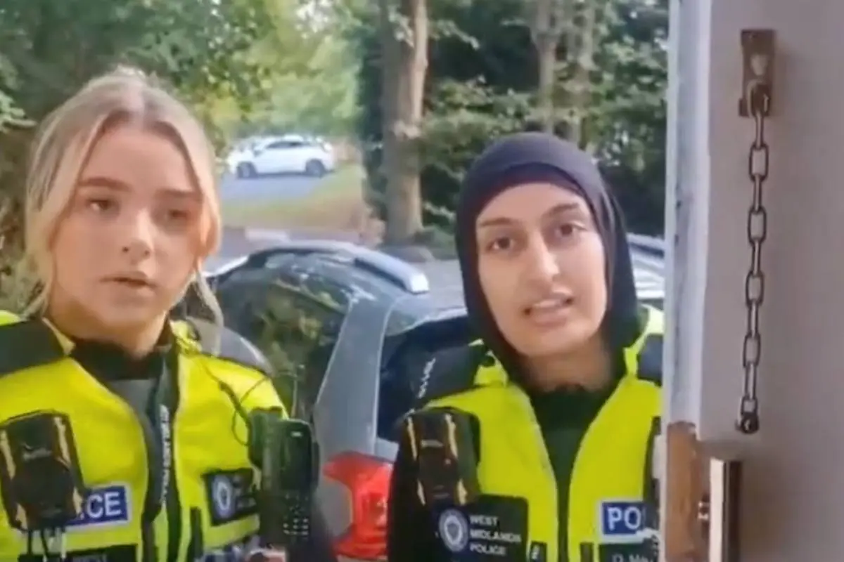 Britse politie arresteert minderjarig meisje voor berichten op social media