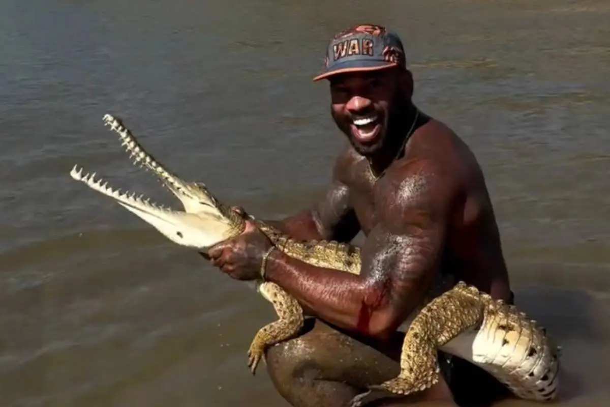 Influencer Mike Holston springt bovenop krokodil, kan boete verwachten