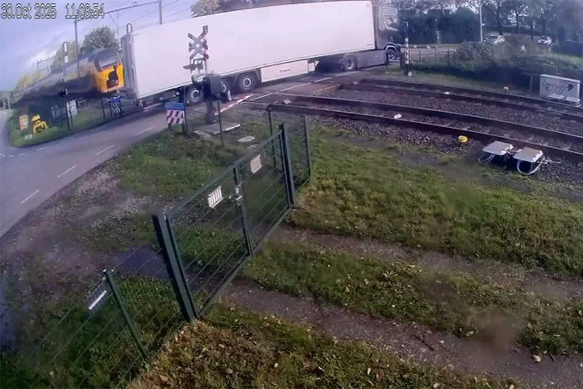 Beelden opgedoken van bizar treinongeluk in Meteren: vrachtwagen vol peren compleet doorboord