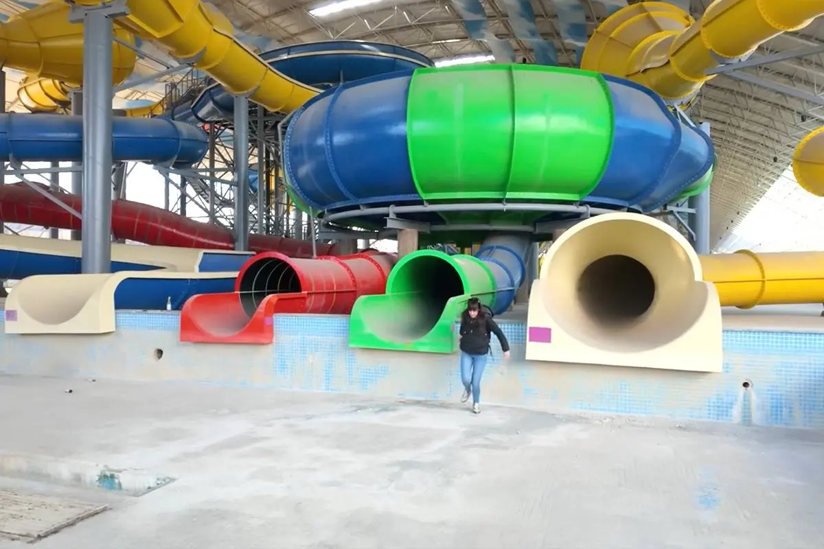 Nederlandse avonturier bezoekt verlaten indoor waterpretpark