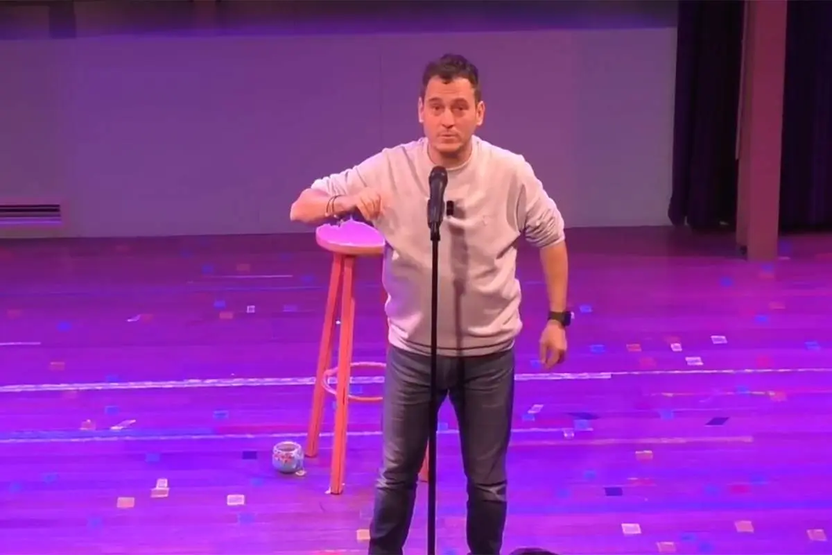 LGBTQ-mama boos op comedian Anuar: show stilgelegd na grap over Songfestival