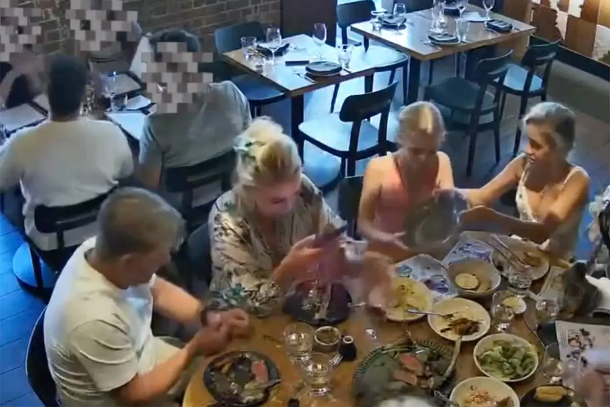 Okselhaar in eten gestopt om niet te hoeven betalen