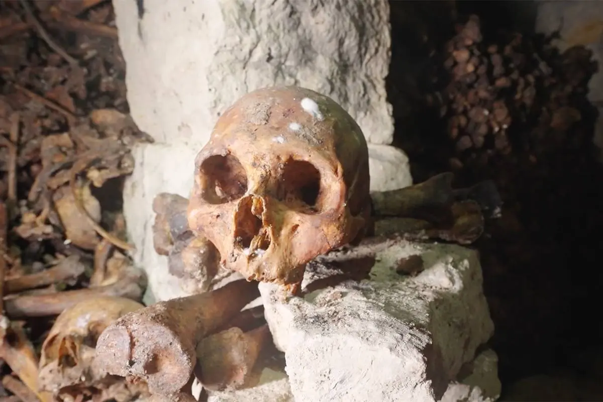 Noorse YouTuber neemt kijkje in catacomben van Parijs