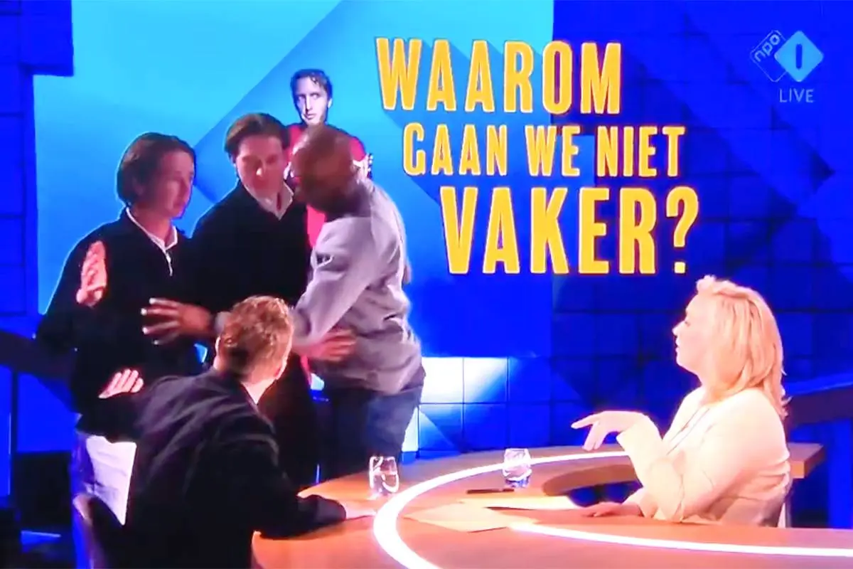 Live tv-momentje: uitzending Jinek kort verstoord door opvallende actie uit publiek