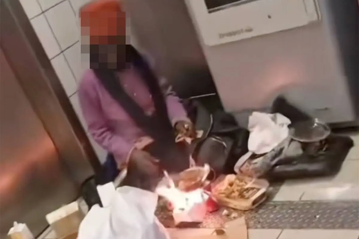 Vrouw is aan het koken op metrostation in Brussel