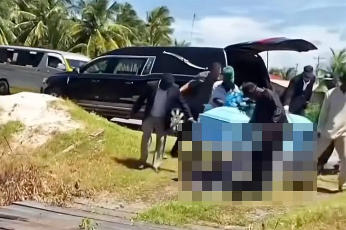 Begrafenis in Guyana loopt uit op pijnlijke situatie door defecte kist