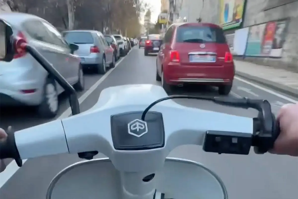 Scootervideo gaat viraal en verdeelt het internet