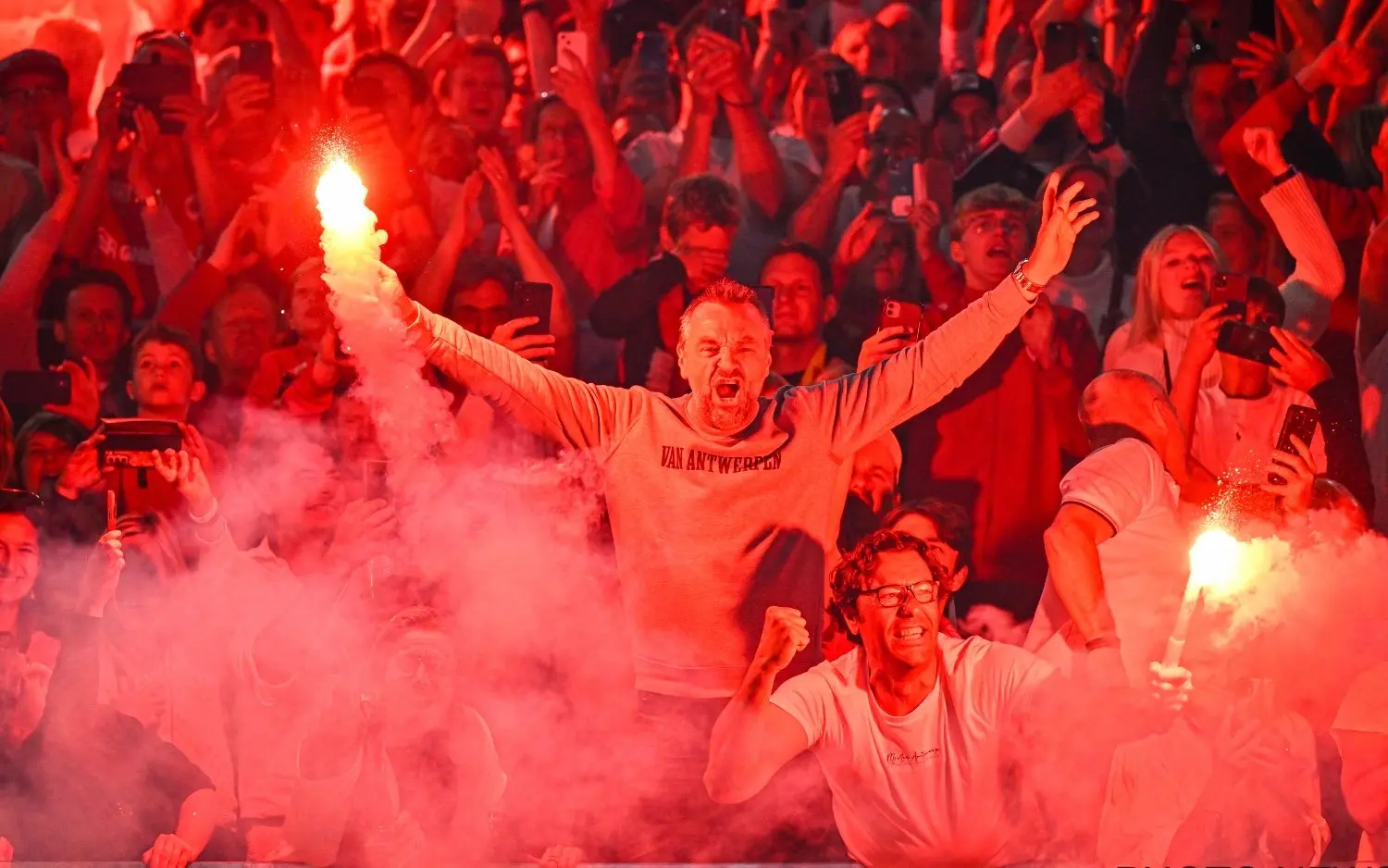 230722antwerpfanstomwaes