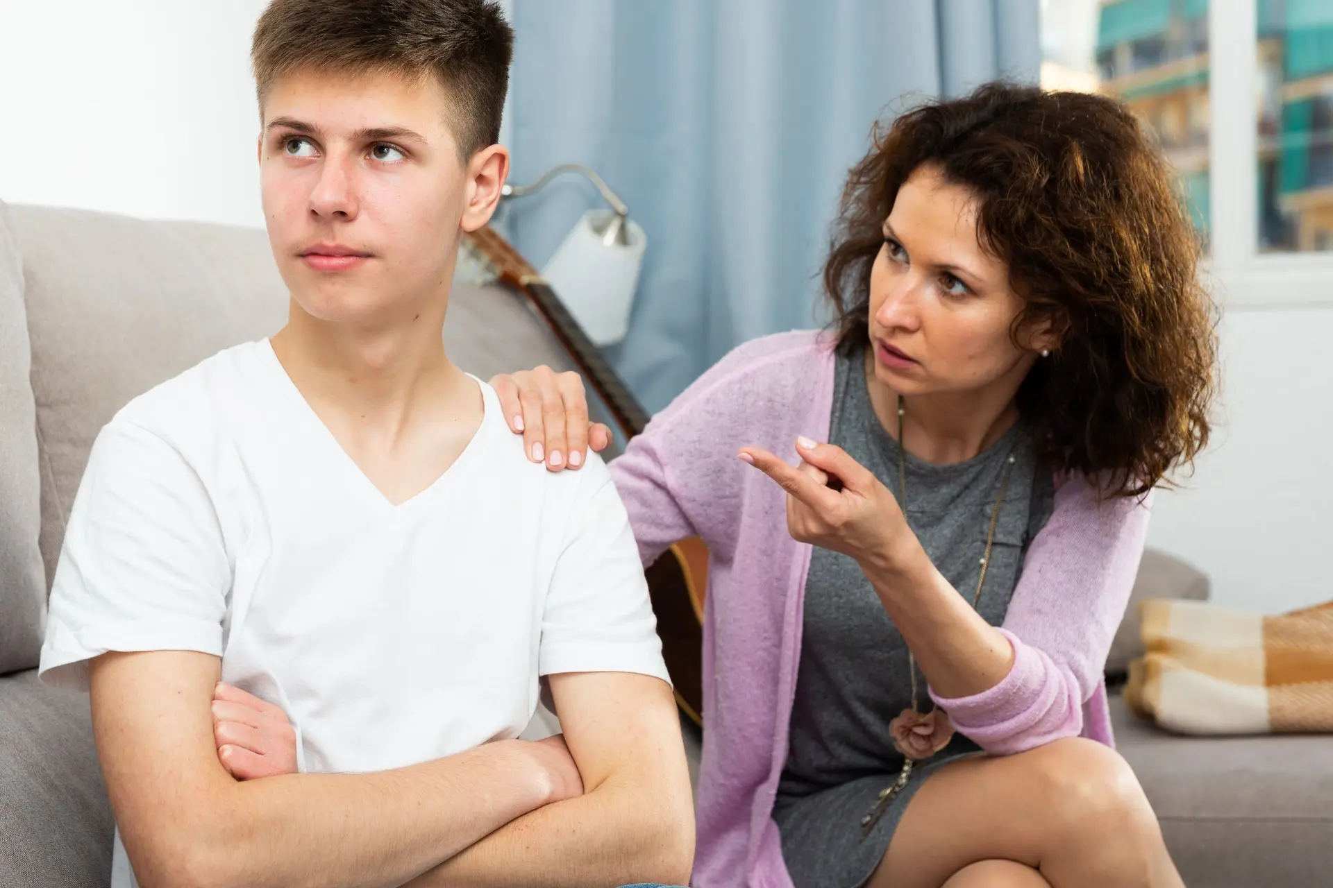 Kinderen luisteren extra goed naar mama's stem, pubers juist niet