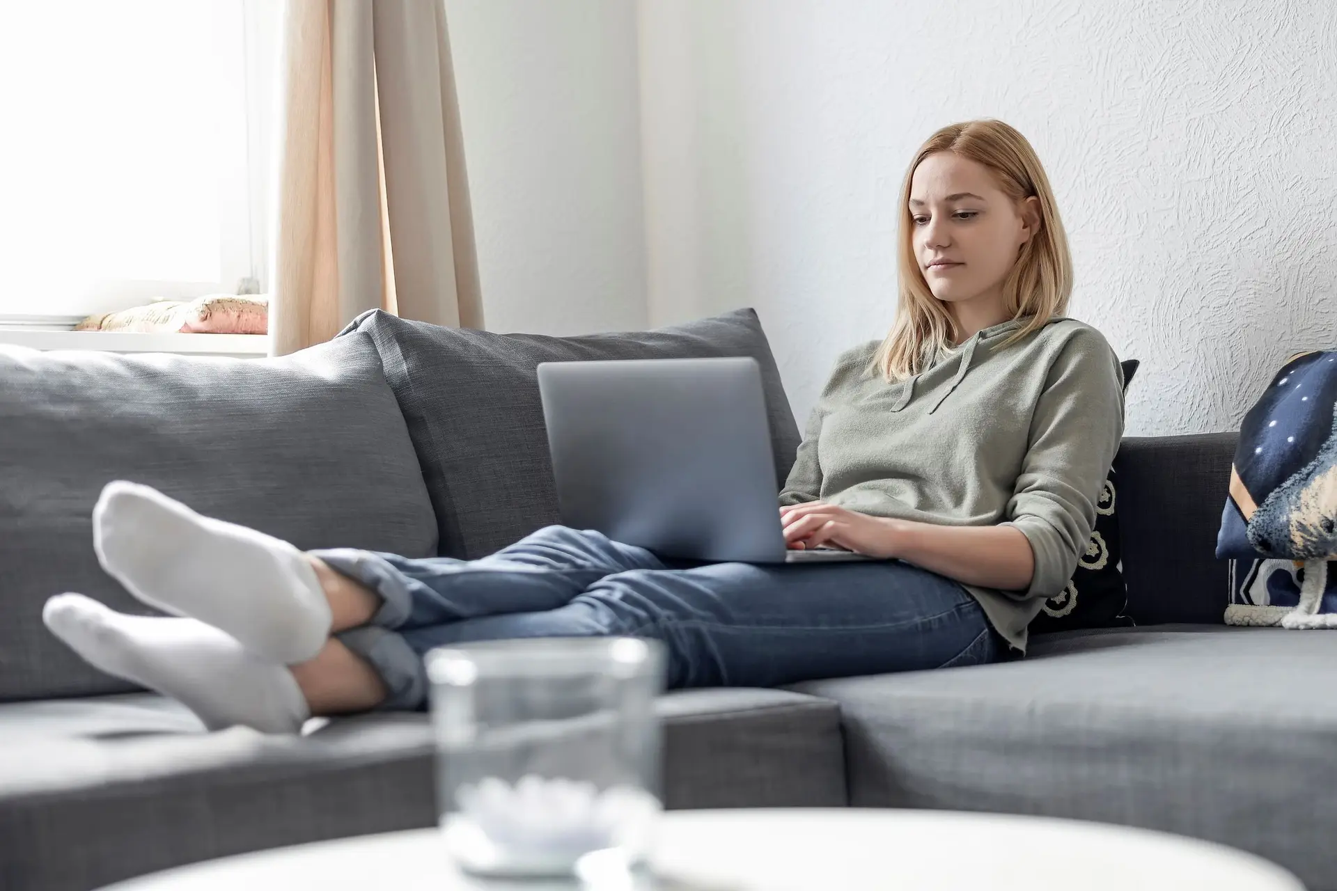 Een vijfde van thuiswerkende mannen laat laptop langer aan staan om baas voor de gek te houden