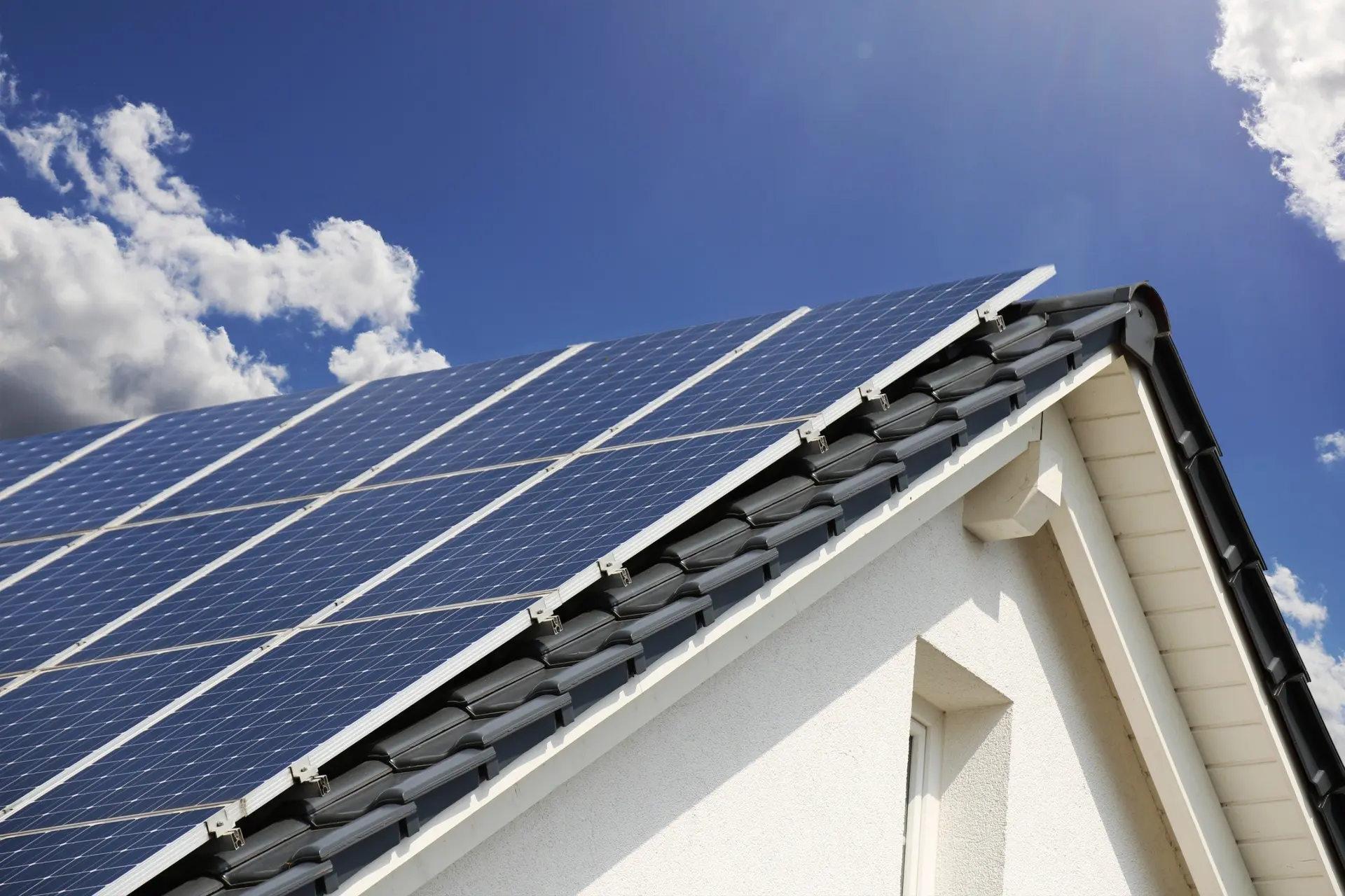 Slaat de bliksem sneller in op een dak met zonnepanelen?