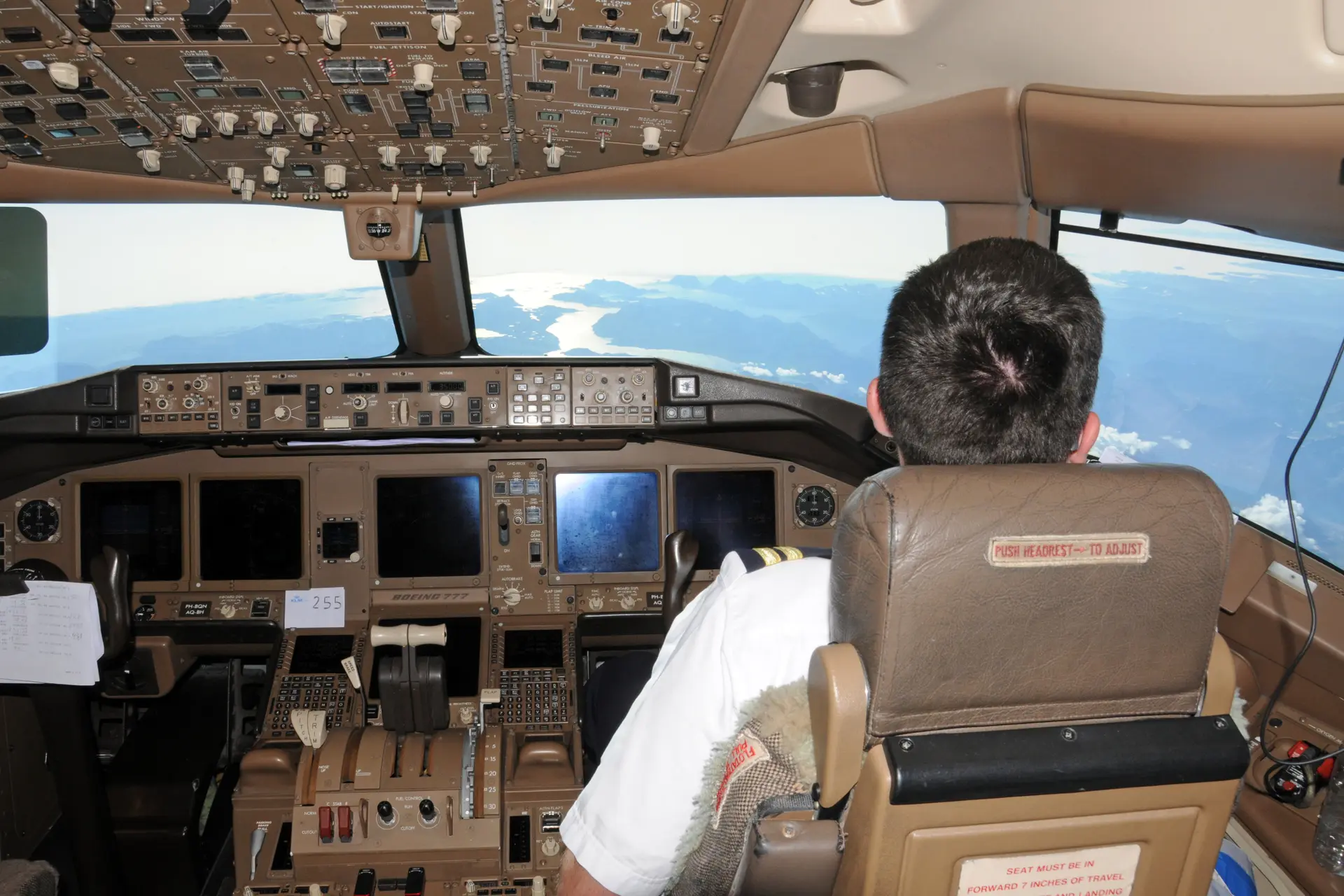 KLM koopt piloten om met tickets voor familie en upgrades naar businessclass.