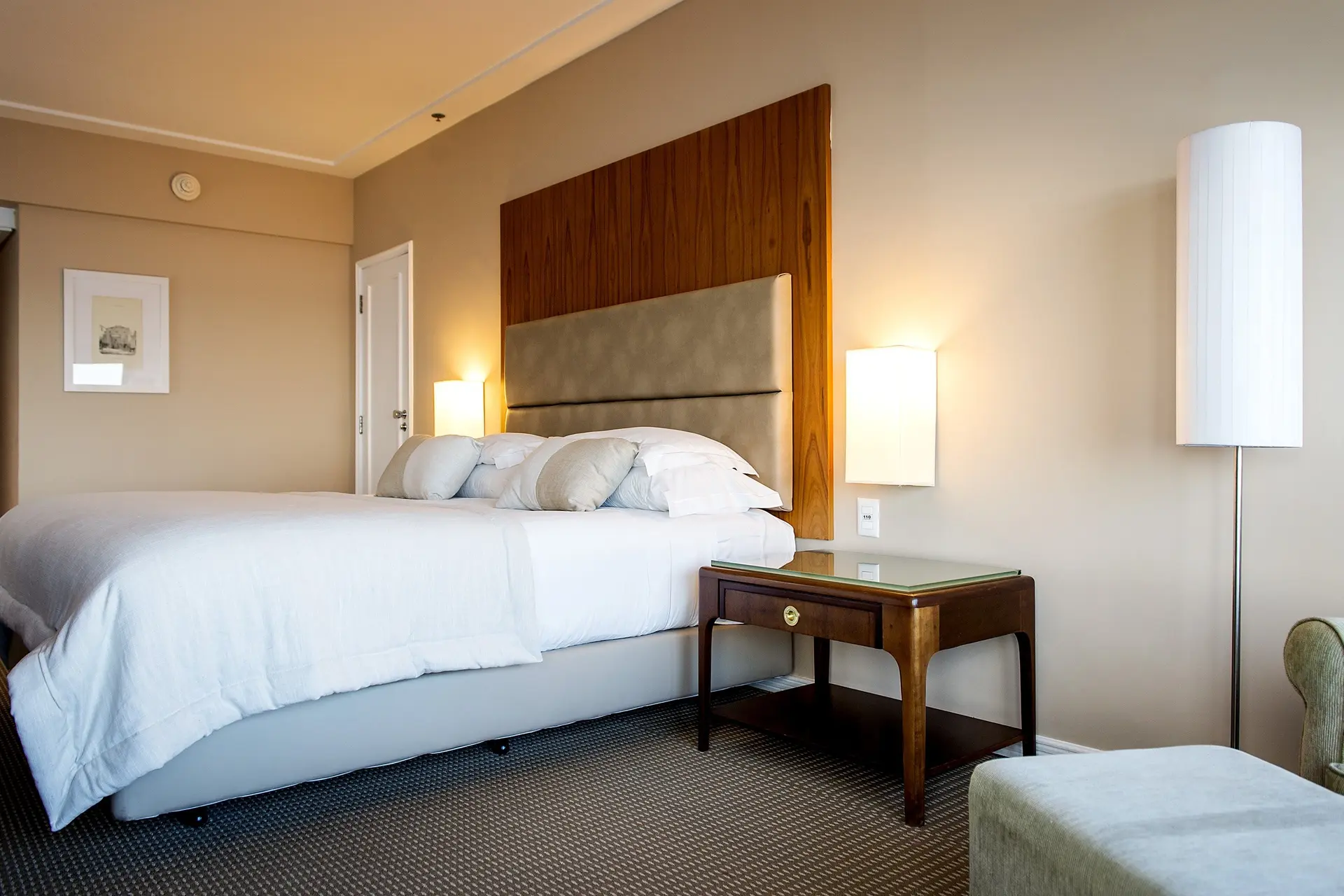 Morbide verrassing onder het bed na smerige geur in populaire Tibetaanse hotelkamer