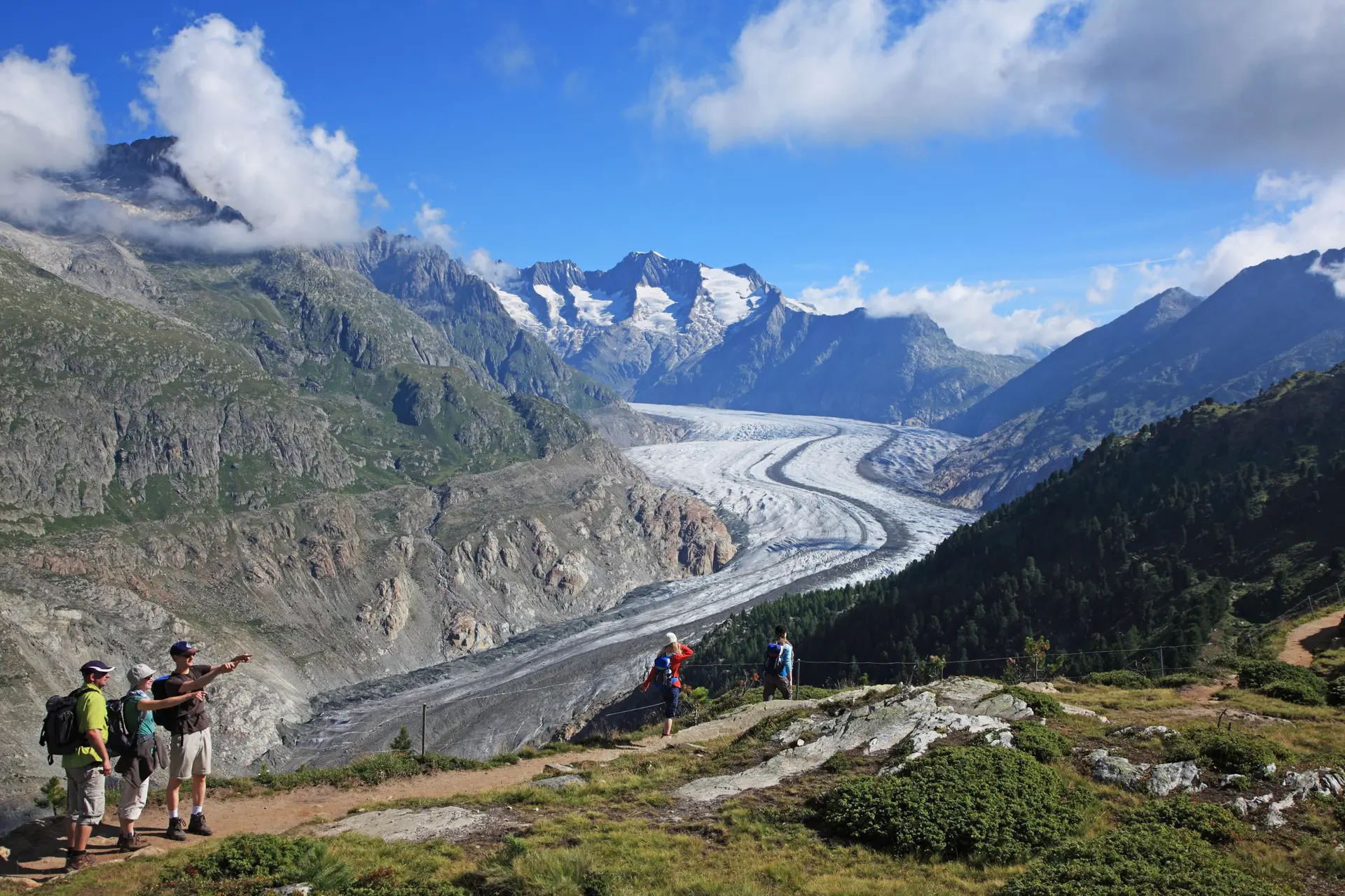 Onder smeltende gletsjers in de Alpen komt van alles vandaan: vliegtuigwrak en mogelijk vermiste miljardair